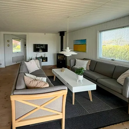 בית נופש Charming Just 450 M From The Water אוטרופ